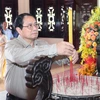 Thủ tướng Phạm Minh Chính dâng hương tưởng niệm Chủ tịch Hội đồng Bộ trưởng Phạm Hùng. (Ảnh: Dương Giang/TTXVN)