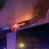 Lửa cháy dữ dội tại hiện trường vụ tấn công vào phòng hòa nhạc của trung tâm thương mại Crocus City Hall ở Moskva, Nga tối 22/3/2024. (Ảnh: AA/TTXVN)