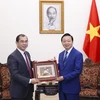 Phó Thủ tướng Trần Hồng Hà tặng quà lưu niệm Tổng giám đốc Tập đoàn Xây dựng Năng lượng Trung Quốc quốc tế Kiều Húc Bân. (Ảnh: Văn Điệp/TTXVN)