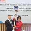 Đại sứ Australia tại Việt Nam Andrew Goledzinowski tặng các thiết bị Reef Scan cho đại diện Viện Hải dương học. (Ảnh: Phan Sáu/TTXVN)
