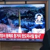Truyền thông Hàn Quốc đưa tin về vụ phóng tên lửa đạn đạo tầm trung của Triều Tiên ở Seoul, ngày 2/4/2024. (Ảnh: Yonhap/TTXVN)