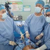 Các bác sỹ nước ngoài và bác sỹ Bệnh viện Bình Dân phối hợp phẫu thuật bằng phương pháp tạo hình van chống trào ngược dạ dày thực quản theo kỹ thuật Omega 300 AP. (Ảnh: TTXVN phát)