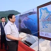 Thủ tướng Phạm Minh Chính xem quy hoạch cảng Chân Mây Lăng Cô. (Ảnh: Dương Giang/TTXVN)