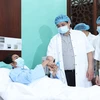 Thủ tướng Phạm Minh Chính thăm bệnh nhân ghép tạng tại Bệnh viện Trung ương Huế. (Ảnh: Dương Giang/TTXVN)