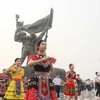 Trình diễn dân vũ, điệu nhảy đường phố tại sân Tượng đài Chiến thắng Điện Biên Phủ. (Ảnh: Xuân Tư/TTXVN)