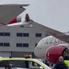 Đầu cánh máy bay chở khách của hãng hàng không Virgin Atlantic đã va chạm với một máy bay của hãng hàng không British Airways. (Nguồn: Sky)