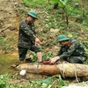 Lực lượng Công binh, Bộ Chỉ huy quân sự tỉnh Nghệ An tiến hành hủy nổ quả bom. (Ảnh: TTXVN phát)