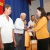 Quyền Chủ tịch nước Võ Thị Ánh Xuân tặng quà cho các hộ gia đình. (Ảnh: Giang Phương/TTXVN)