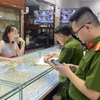 Lực lượng chức năng tỉnh Thanh Hóa kiểm tra hàng hoá vi phạm tại cơ sở kinh doanh vàng bạc Ngọc Minh. (Ảnh: TTXVN phát)