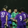 HLV Hoàng Anh Tuấn trao đổi chiến thuật cùng các cầu thủ trong trận gặp U23 Jordan. (Nguồn: VFF)