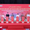 Thủ tướng Phạm Minh Chính và các đại biểu khởi công xây dựng Nhà máy sản xuất, chế tạo các loại bảng mạch in điện tử (PCB) tại Hòa Bình. (Ảnh: Dương Giang/TTXVN)
