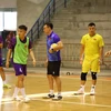 Huấn luyện viên Diego Raul hướng dẫn tập học trò các bài tấn công trong buổi tập đầu tiên tại Thái Lan. (Nguồn: VFF)