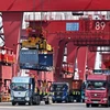 Xe tải vận chuyển hàng hóa tại cảng Thanh Đảo, tỉnh Sơn Đông, Trung Quốc. (Ảnh: THX/TTXVN)