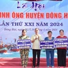 Bí thư Tỉnh ủy Bạc Liêu Lữ Văn Hùng trao tặng bảng tượng trưng nhà ở cho hộ nghèo trên địa bàn huyện Đông Hải. (Ảnh: Chanh Đa/TTXVN)