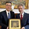 Đại sứ Dương Hoài Nam tặng quà lưu niệm Chủ tịch Thượng viện Séc Milos Vystcil. (Nguồn: VOV)