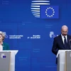 Chủ tịch Ủy ban châu Âu Ursula von der Leyen (trái) và Chủ tịch Hội đồng châu Âu Charles Michel trong cuộc họp báo kết thúc Hội nghị thượng đỉnh bất thường của EU. (Ảnh: AFP/TTXVN)