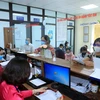 Người dân làm thủ tục hành chính tại Ủy ban Nhân dân phường. (Ảnh minh họa: Xuân Quảng/Vietnam+)