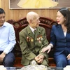 Quyền Chủ tịch nước Võ Thị Ánh Xuân thăm Chiến sỹ Điện Biên Nguyễn Viết Điểm. (Ảnh: Xuân Tư/TTXVN)