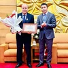 Chủ tịch Liên hiệp các tổ chức hữu nghị Việt Nam Phan Anh Sơn trao tặng tặng Kỷ niệm chương “Vì Hòa bình, Hữu nghị giữa các dân tộc” cho Đại sứ Abdelhamid Boubazine. (Ảnh: Việt Đức/TTXVN)