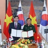 Thượng tướng Hoàng Xuân Chiến, Thứ trưởng Bộ Quốc phòng và Thứ trưởng Bộ Quốc phòng Hàn Quốc Kim Seon Ho ký kết biên bản Đối thoại Chính sách quốc phòng Việt Nam-Hàn Quốc lần thứ 11. (Ảnh: Trọng Đức/TTXVN)