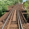 Tuyến đường sắt qua khu vực đèo Hải Vân hiện đã bị xuống cấp. (Ảnh: Quốc Dũng/TTXVN)