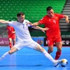 Futsal Việt Nam (áo đỏ) đang dẫn trước Futsal Uzbekistan. (Nguồn: UFA)