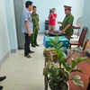 Cơ quan Điều tra đọc lệnh bắt và khám xét đối với ông Đào Văn Ngọc. (Nguồn: Báo Tiền Phong)