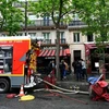 Lực lượng cứu hỏa có mặt tại vụ cháy căn hộ ở tầng 7 gần Nhà hát Opera Garnier. (Nguồn: AFP)