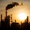 Khí thải bốc lên từ một nhà máy lọc dầu ở Houston, Texas, Mỹ. (Ảnh: AFP/TTXVN)