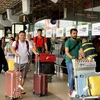 Khách quốc tế đến Cảng hàng không quốc tế Tân Sơn Nhất trong kỳ nghỉ lễ 30/4-1/5/2024. (Ảnh: Hồng Đạt/TTXVN)