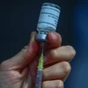 Nhân viên y tế chuẩn bị mũi tiêm vaccine phòng COVID-19 của AstraZeneca. (Ảnh: AFP/TTXVN)