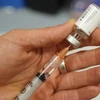 Nhân viên y tế chuẩn bị tiêm vaccine phòng dịch sởi. (Nguồn: Getty Images)