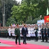 Bộ trưởng Quốc phòng Phan Văn Giang và Bộ trưởng Quân đội Pháp Sébastien Lecornu duyệt Đội danh dự Quân đội Nhân dân Việt Nam tại lễ đón. (Ảnh: Trọng Đức/TTXVN)