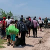 Người di cư vượt biên từ Mexico vào Mỹ tại Eagle Pass, bang Texas (Mỹ) ngày 25/8/2023. (Ảnh: AFP/TTXVN)