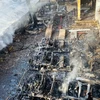 Ngọn lửa đã thiêu rụi 40 xe điện chở khách du lịch. (Ảnh: Trần Tĩnh/TTXVN)
