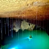 Hình ảnh hồ 'lơ lửng' trong hang Thung vừa được phát hiện. (Ảnh: TTXVN phát)