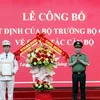 Trung tướng Lê Quốc Hùng, Thứ trưởng Bộ Công an thay mặt Lãnh đạo Bộ trao quyết định và chúc mừng Đại tá Vũ Như Hà được điều động, bổ nhiệm làm Giám đốc Công an tỉnh Lạng Sơn. (Ảnh: TTXVN phát)