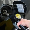 Bơm xăng cho phương tiện tại trạm xăng. (Ảnh: AFP/TTXVN)