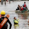 Lực lượng cứu hộ sơ tán người dân khỏi vùng ngập lụt tại Canoas, Rio Grande do Sul, Brazil, ngày 8/5/2024. (Ảnh: THX/TTXVN)