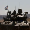 Xe quân sự Israel vượt qua cửa khẩu Shalom Kerem để vào Dải Gaza ngày 6/5/2024. (Ảnh: THX/TTXVN)