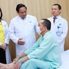 Thủ tướng Phạm Minh Chính thăm bệnh nhân được ghép gan từ người cho gan chết não. (Ảnh: Dương Giang/TTXVN)