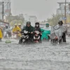 Hình ảnh đường phố thành 'biển nước' sau cơn mưa lớn giờ tan tầm