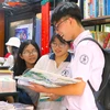 Học sinh đến Đường Sách tìm các đầu sách phục vụ học tập. (Ảnh: Thành Công Thử/TTXVN)