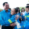 Chủ tịch Tổng Liên đoàn Lao động Việt Nam tặng quà công nhân môi trường Thủ đô