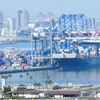 Hoạt động tại cảng hàng hóa Long Beach ở California, Mỹ. (Ảnh: AFP/TTXVN)