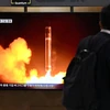 Hình ảnh do truyền thông Hàn Quốc phát trên truyền hình ở Seoul về vụ phóng thử một tên lửa của Triều Tiên, ngày 24/8/2023. (Ảnh: AFP/TTXVN)