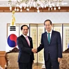 Thủ tướng Hàn Quốc Han Duck-soo tiếp Bộ trưởng Ngoại giao Bùi Thanh Sơn ngày 31/5. (Ảnh: Khánh Vân/TTXVN)