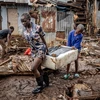 Người dân dọn dẹp sau mưa lũ tại Nairobi, Kenya ngày 25/4/2024. (Ảnh: AFP/TTXVN)