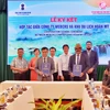 Đại diện Công ty WebCRSTravel của Ấn Độ và Hoàn Mỹ Resort của Ninh Thuận ký kết biên bản ghi nhớ hợp tác. (Ảnh: Nguyễn Thành/TTXVN)