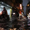 Nhiều tuyến phố Hà Nội ngập sau cơn mưa lúc chiều tối. (Ảnh: Tuấn Anh/TTXVN)
